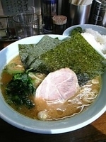 「ラーメン中（濃いめ）+無料ライス」@横浜家系ラーメン 家家家 飯田橋店の写真