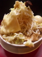 「得のせラーメン+魚粉（ヤサイマシマシ/ニンニク/カラメ/辛玉）9」@用心棒の写真