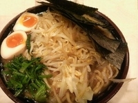 「のり玉らーめん+大盛+“キャベツともやし”」@神田ラーメン わいず 神田本店の写真