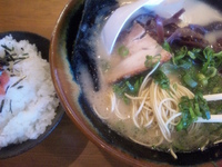 「ランチAセット（博多ラーメン:バリカタ+明太子ご飯）+替玉（バリ」@豚真拉麺 一休 東店の写真