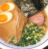 「塩豚骨ラーメン（￥650）味玉（￥100）替え玉（￥100）」@麺屋 万年青の写真