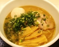 「豚骨醤油ラーメン+味玉」@朱鶏麺の写真