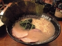 「とんこつ醤油ラーメン中+半ライス（750円+100円）」@麺祥来の写真