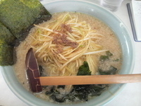 「ねぎ塩らーめん（麺硬め コッテリ） + 中盛」@ラーメンショップ 志多見店の写真