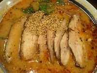 「直火焼赤チャーシュー麺（麺かため、辛さマシ）950円」@野田醤油ラーメン 麺屋あじくま 柏インター店の写真