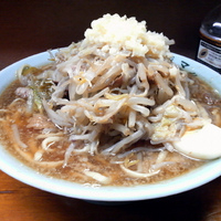 「ラーメン（￥750）・ヤサイ、ニンニク、生姜・ニンニクダレ」@ラーメン富士丸 板橋南町店の写真