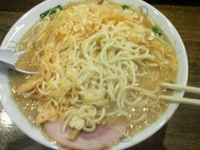 「辛ネギみそらーめん（味濃いめ）800円+大盛り100円=900円」@こってりらーめん 誉の写真