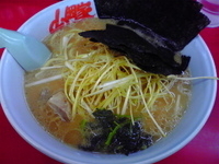 「醤油ネギラーメン（硬め、薄め）+中盛り+のり5枚」@ラーメン山岡家 太田店の写真