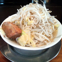 「ラーメン￥500（OPEN記念価格）ヤサイマシマシ・タマネギ・ニ」@製麺所 豚とこむぎの写真