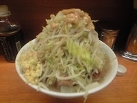 「小ぶた増し（麺固め にんにく野菜油） 750円 +黒烏龍茶 20」@ラーメン二郎 立川店の写真