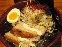「トントロ炙りチャーシュー黒極み（930円）・大盛り（120円）」@黒味噌らーめん 初代けいすけ 品川店の写真