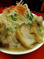 「小豚+ウズラの卵（ヤサイ唐辛子）」@ラーメン二郎 大宮店の写真