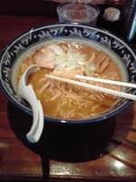 「ラーメン（大盛り無料） 550円」@助六の写真