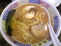 「とんこつ正油ラーメン」@麻布ラーメン 芝浦店の写真