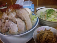 「塩麺（ヤサイ多め）+大盛+バカブタ+メンマ 700円+100円+」@明心角ふじの写真