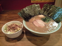 「中盛ラーメン（750円）+のりキャベチャーセット（150円）+味」@六角家 海老名店の写真