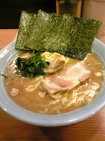 「ラーメン（中盛り）」@横浜家系ラーメン やややの写真