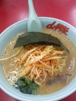 「醤油ピリ辛ネギラーメン」@山岡家 吹上店の写真