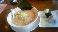 「こってり正油らーめん+おにぎりセット」@東京とんこつ とんとら 深谷店の写真
