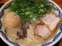 「博多らーめん（半熟玉子+青ネギトッピング）」@由丸 駿河台店の写真