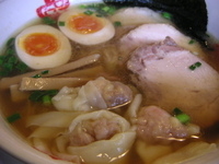 「醤油ラーメン全部入り￥1050」@らーめん 本竈の写真