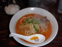 「海老茶色の旨辛味噌ラーメン（880円）サービスライス」@らーめん一会の写真