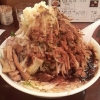 「メガガンジャラーメン（ヤサイ・ニンニク・アブラ）+魚粉」@UNDER GROUND RAMENの写真