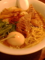 「半熟味玉ワンタンメン（950円）+炙りチャーシュー1枚（100円」@臨機の写真