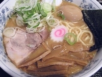 「麺半分 ラーメン（ネギ+煮玉子トッピング」@大勝軒まるいち 赤羽店の写真