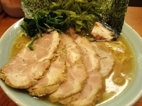 「ラーメン+チャーシュー+くきわかめ」@横浜家系ラーメン やややの写真