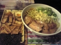 「まぜそば（辛うま味・大盛）+チャーシュー3枚+きざみネギ」@オリオン食堂の写真