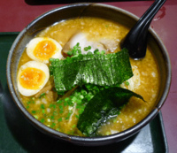 「こく味噌らーめん大盛（750+100円）」@らーめん直久 新宿西口店の写真