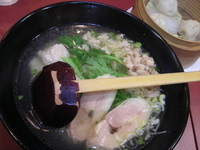「鶏三味塩らー麺1000円小籠包400円」@銀座City Noodle 塩らー麺 本丸亭の写真