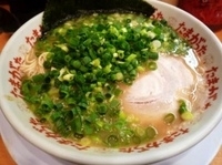 「らぁめん（650円）+ネギ（100円）」@九州大分らぁめん たまがった 西口店の写真