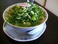 「ネギバカラーメン」@ゴチソウラーメン 雷電の写真