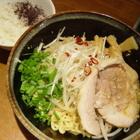 「爆盛り油そば（麺量1.5玉） 850円 + ライス一膳無料付き」@ラーメン SHiBAの写真