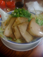 「ふじ麺中盛り650円+小豚150円、野菜マシ」@明心角ふじの写真