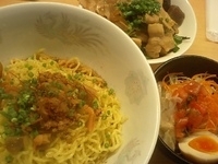 「6月限定 ちょびっと辛い汁なしタンタン麺まんぼお風+激辛+日替り」@らあめん工房 まんぼぉの写真