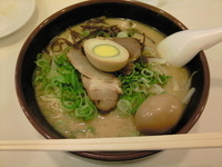 「味噌ラーメン+自家製煮玉子+替玉（サービス券） / 500+50」@博多天神 池袋店の写真