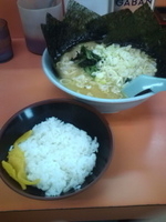 「ラーメン（濃い目・固め・多め）+薬味マシ+海苔まし+小ライス」@千家 本店の写真