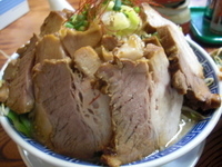 「塩麺（麺中盛+野菜マシ）700円+バカ豚300円」@明心角ふじの写真