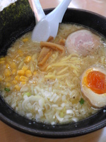 「弁慶らーめん（810円）、餃子（100円）、ライス（サービス）」@弁慶の写真