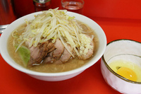 「小ブタ（麺半分）ニンニク少し+生卵」@ラーメン二郎 神田神保町店の写真