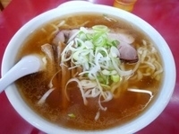 「手打ちラーメン（600円）+3個餃子（315円）」@一品香 駒生店の写真