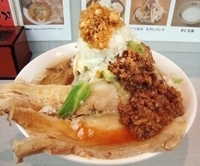 「喝力小豚ラーメン+雷醤+かじりつきチャーシュー」@広輪坊 松戸店の写真