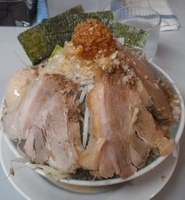 「角ふじめん（ニンニク、背脂）+全部のせ」@鶏とふじの写真