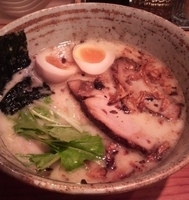 「豚骨焦がし味玉ラーメン」@焦がしねぎらーめん葱坊主 大宮店の写真