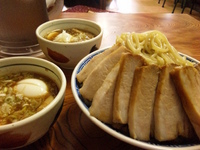 「もりそば（麺特 500g）+バカブタ 650円+150円+300」@明心角ふじの写真