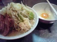 「塩らーめん+生卵（野菜少し多め、にんにく） 700円+50円」@らーめん大 蒲田店の写真