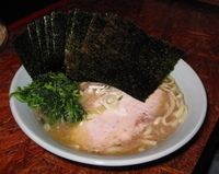 「海苔増し豚骨醤油ラーメン」@吉祥寺 武蔵家3の写真
